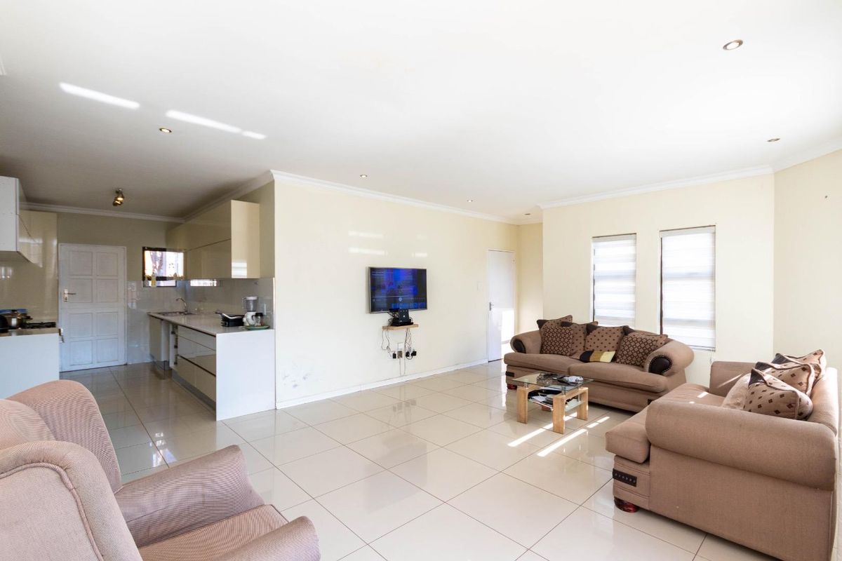 Modern 3 Bedroom House - Photo 5