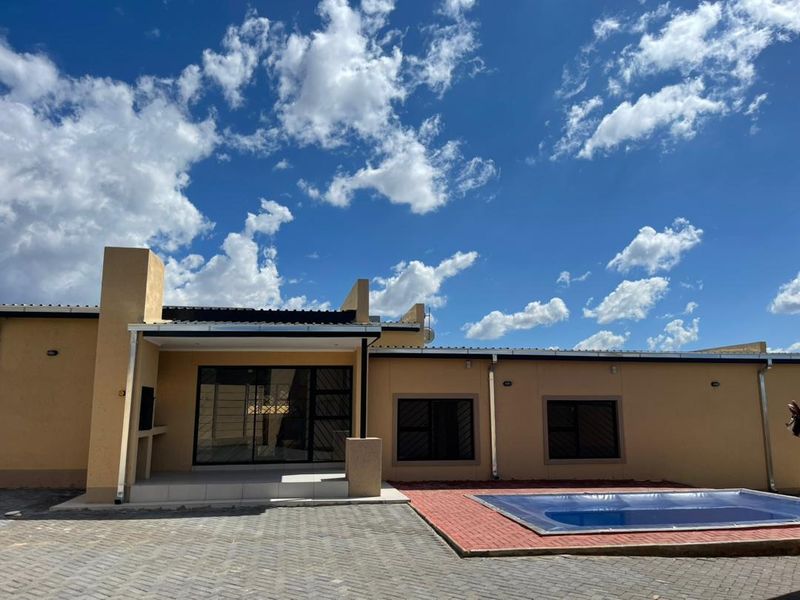 Family Home with Income-Generating Flat in Prime Academia - Photo 4