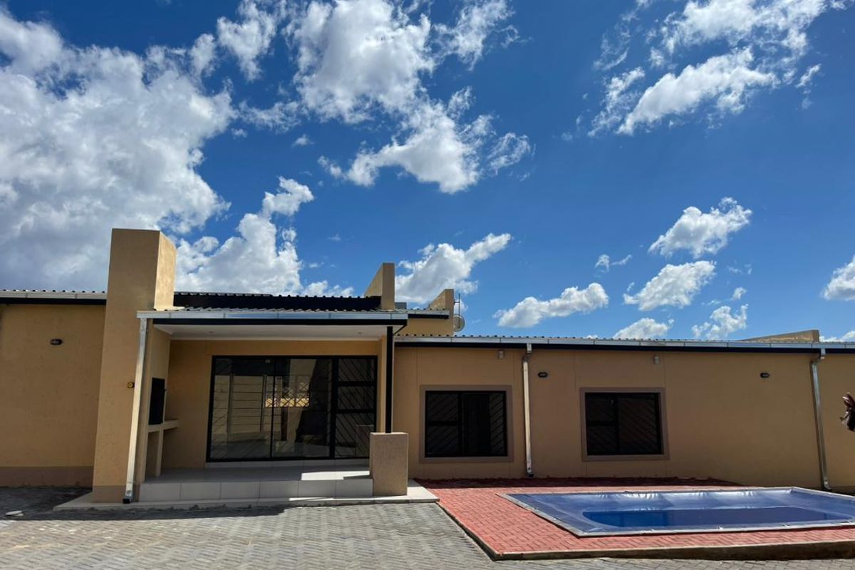 Family Home with Income-Generating Flat in Prime Academia - Photo 4