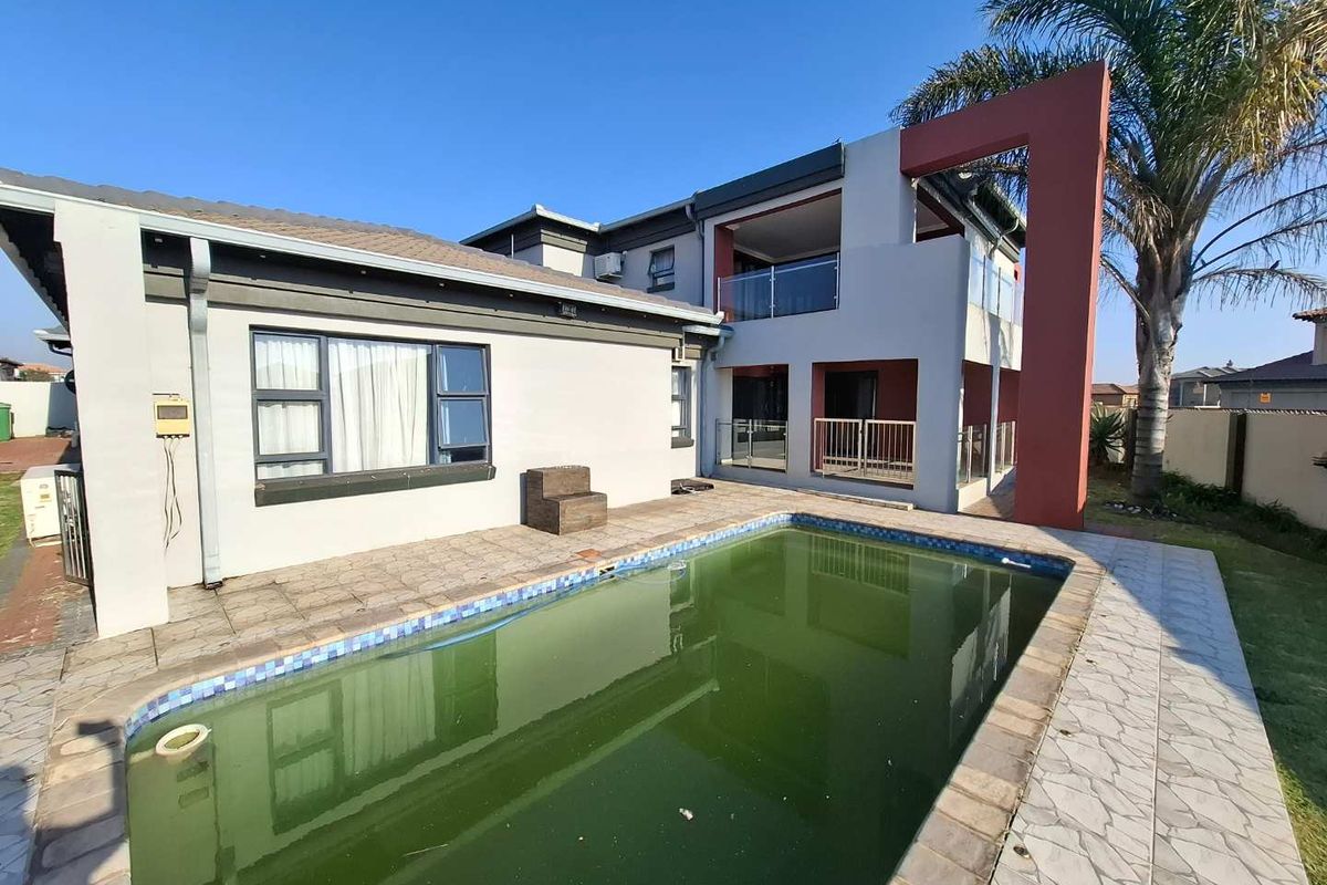 Spacious Double-Storey Family Home with Pool and Solar Power - Photo 5