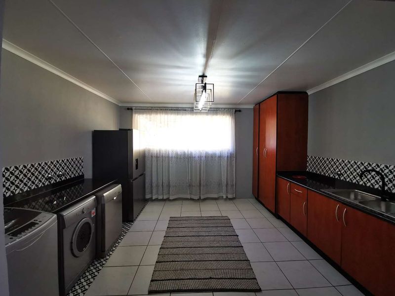 Exceptional Family Estate with Cottage, Flatlet & Entertainment Facilities - Photo 6