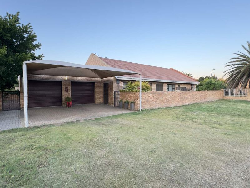 Ultra‐Modern, Upmarket Free‐Standing Town-House - Photo 1