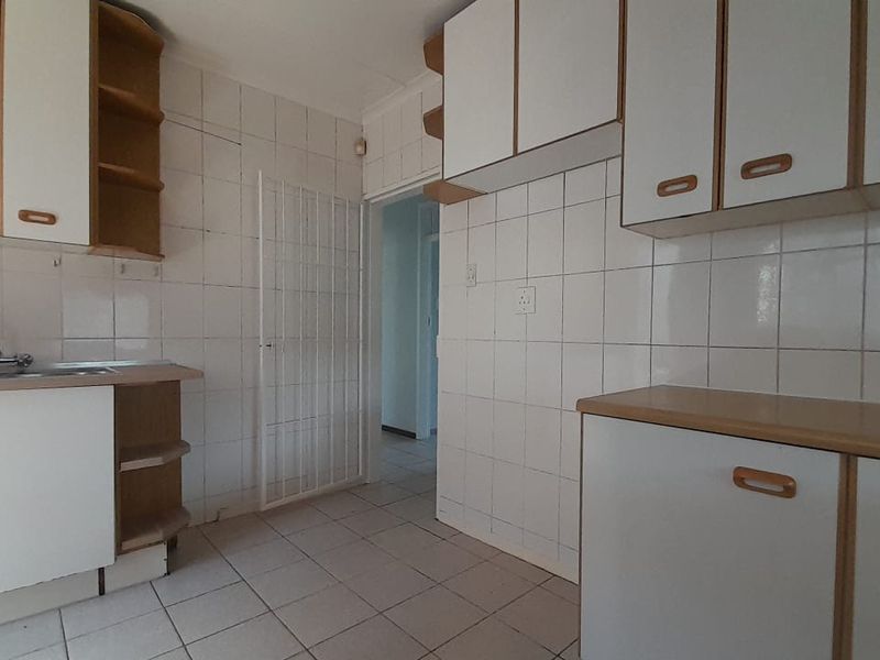 Lovely Glen Marais home in boomed area - Photo 10