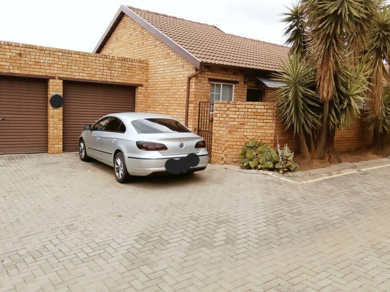 Spacious 3-Bedroom Townhouse in Secure, Sought-After Complex - Photo 2