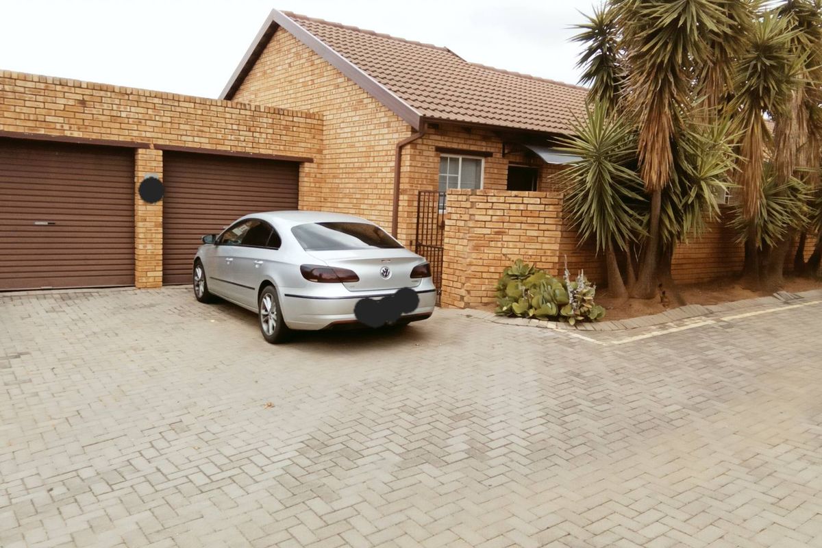 Spacious 3-Bedroom Townhouse in Secure, Sought-After Complex - Photo 2