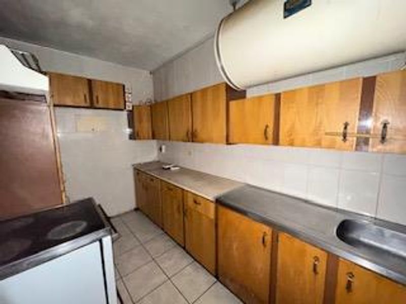 Spacious 2.5 Bedroom Apartment for Sale in Sunnyside - Photo 4