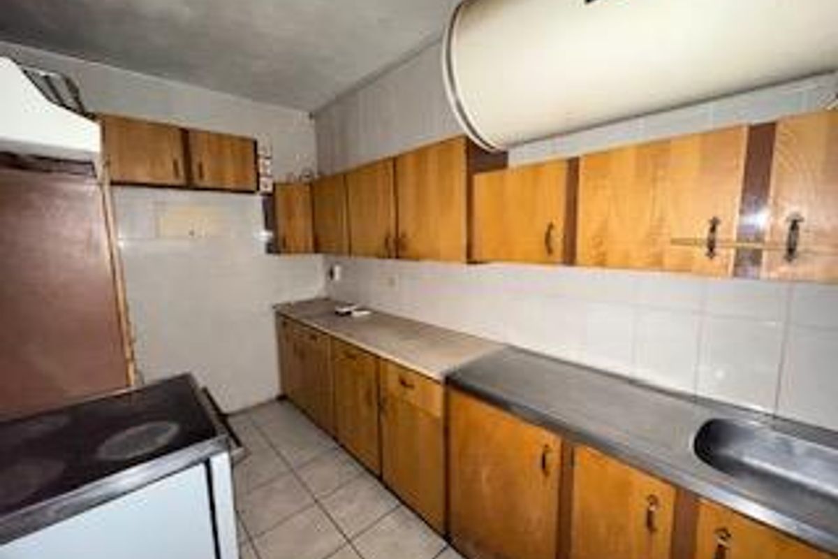 Spacious 2.5 Bedroom Apartment for Sale in Sunnyside - Photo 4