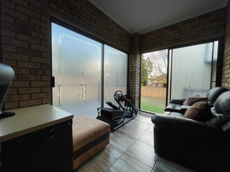 BEAUTIFUL DUPLEX FOR SALE IN ROOIHUISKRAAL NORTH!! - Photo 4