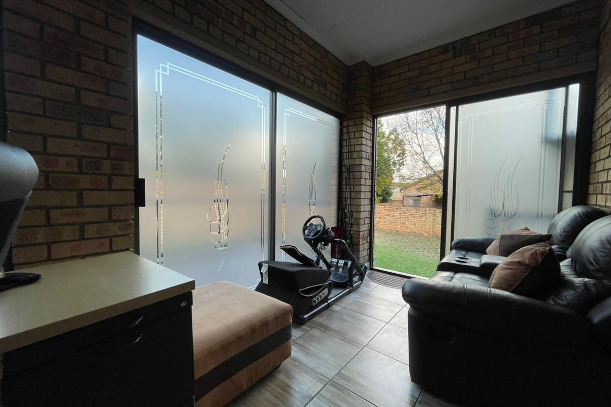 BEAUTIFUL DUPLEX FOR SALE IN ROOIHUISKRAAL NORTH!! - Photo 4