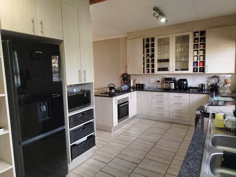 Spacious Family Home with Pool & Double Garage - Photo 9