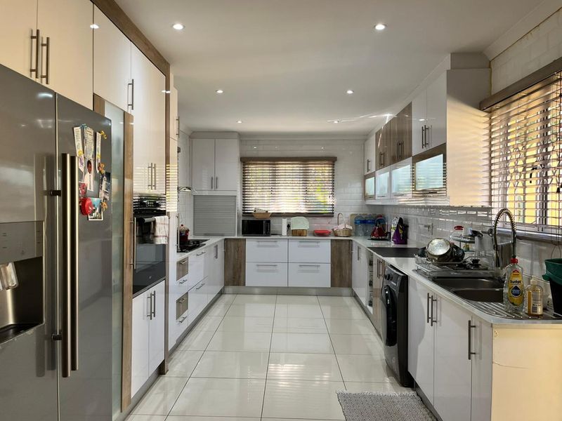A Sunny Family Home with a pool in The Wolds, Pinetown - Photo 4