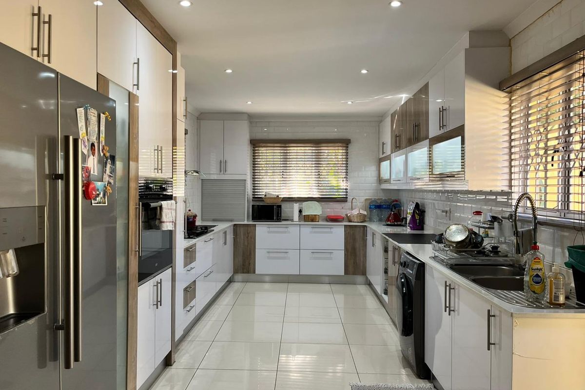 A Sunny Family Home with a pool in The Wolds, Pinetown - Photo 4