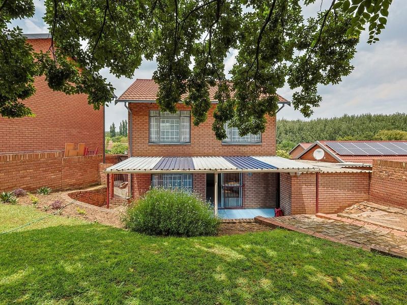 Stylish three-bedroom townhouse is the perfect opportunity for first-time buyers looking for comfort, convenience, and modern living. - Photo 3