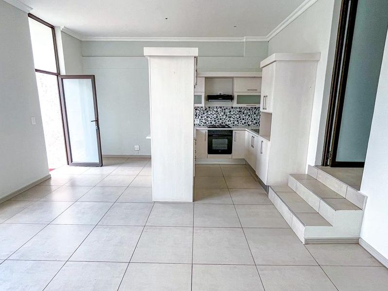 EXECUTIVE THREE-STOREY RESIDENCE - Photo 7