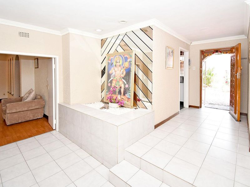 5 BED FAMILY HOME IN BRAMLEY PARK FOR SALE - Photo 6