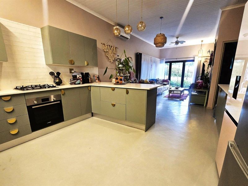 Unique Greenbelt Home with Luxury Finishes – Zandspruit Valley - Photo 8