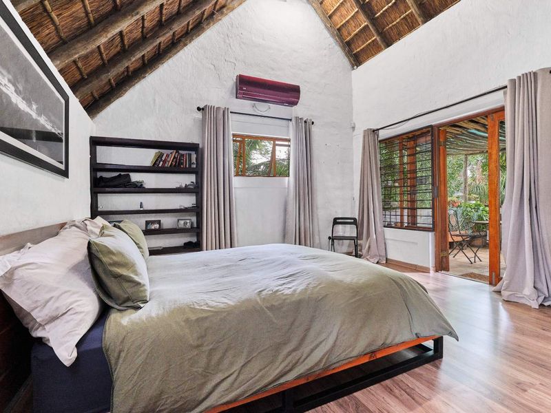 Stylish secure thatch living. - Photo 10