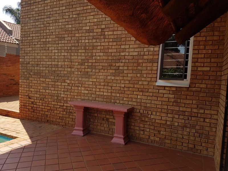 Safe double story thatched roof house in security boomed area situated in Faerie Glen/Olympus - Photo 10