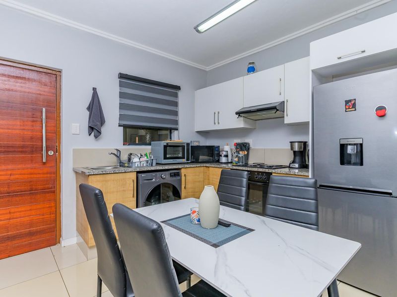 Hendra - Modern 2-Bed, 2-Bath Apartment in The Zen — Prime Umhlanga Ridge Living - Photo 4