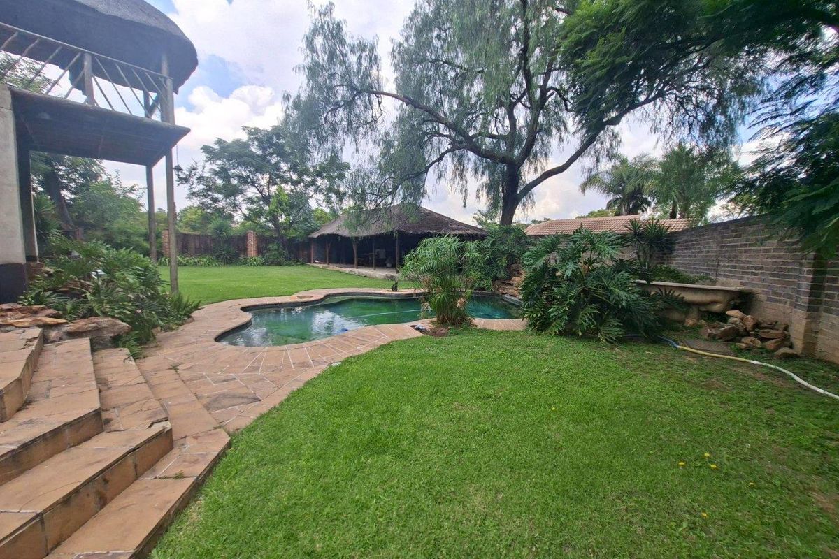 Well Located Spacious Thatch Family Home with cottage - Photo 3