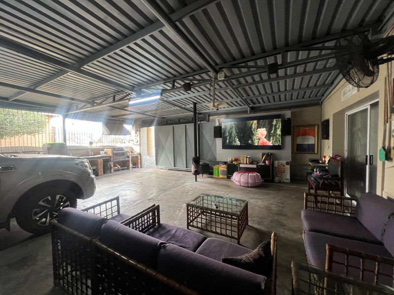 Spacious 4-Bedroom Family Home with Large Garages and Storage Space In Primrose - Photo 5
