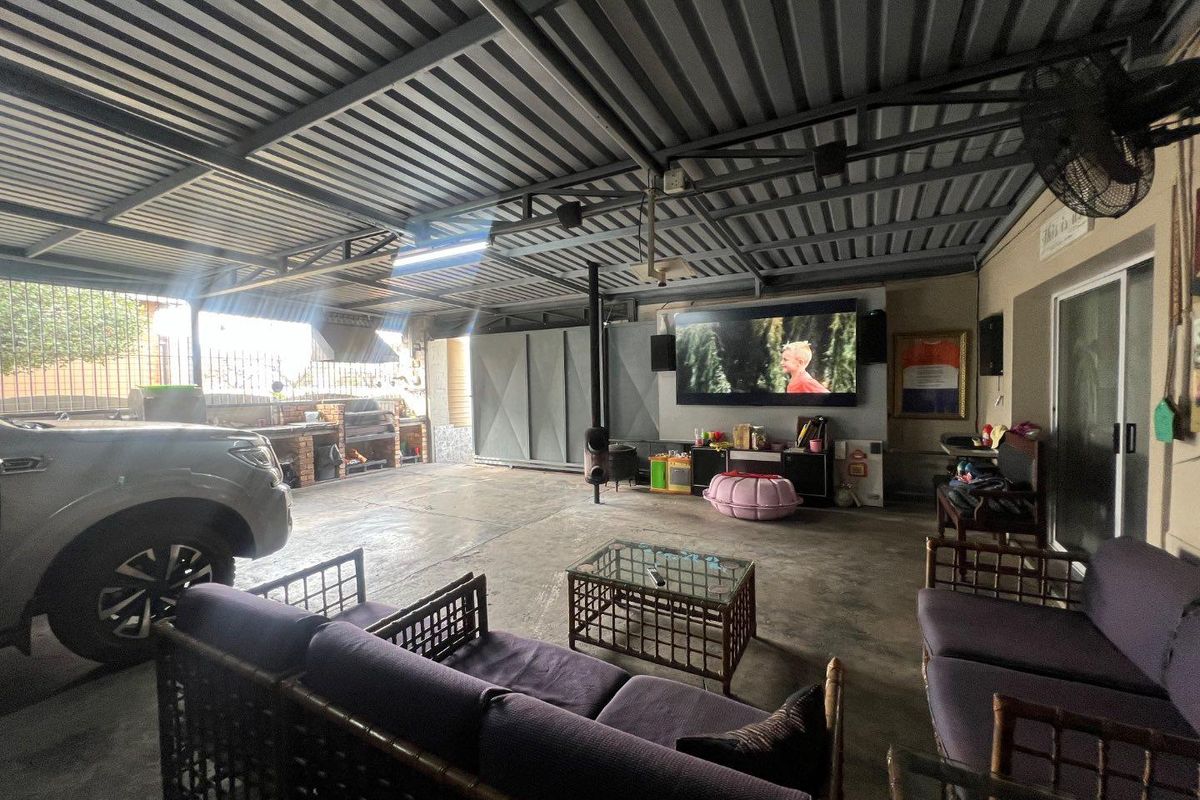 Spacious 4-Bedroom Family Home with Large Garages and Storage Space In Primrose - Photo 5
