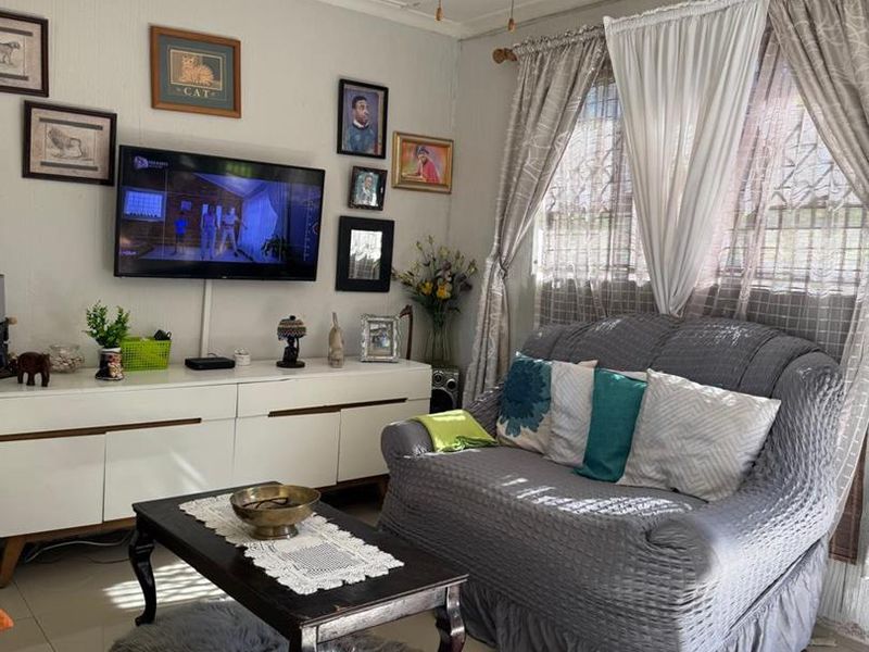 A Comfy House on the Streets of Umlazi Township, Where Community Lives - Photo 4