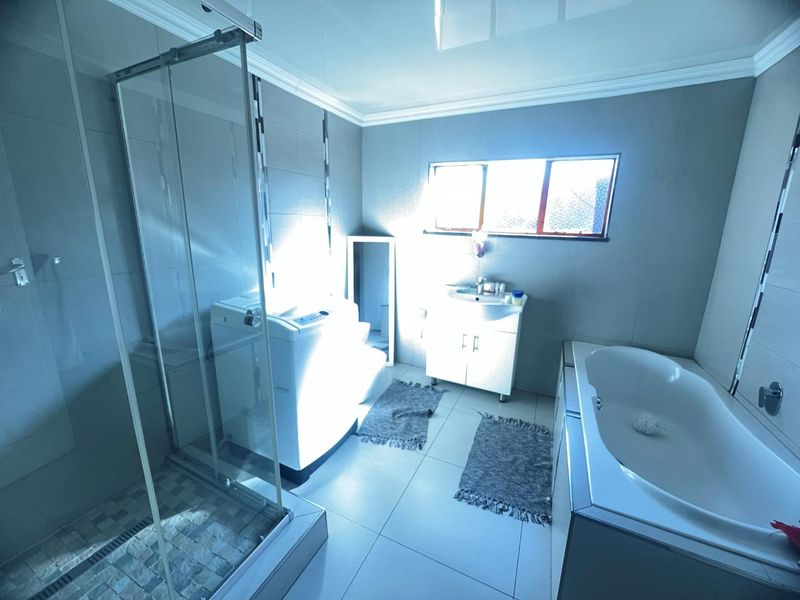 Very neat house in a busy street - Photo 9