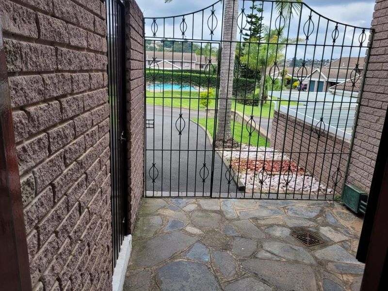 Comfortable Family Home with Communal Pool in Secure Escombe - Photo 2