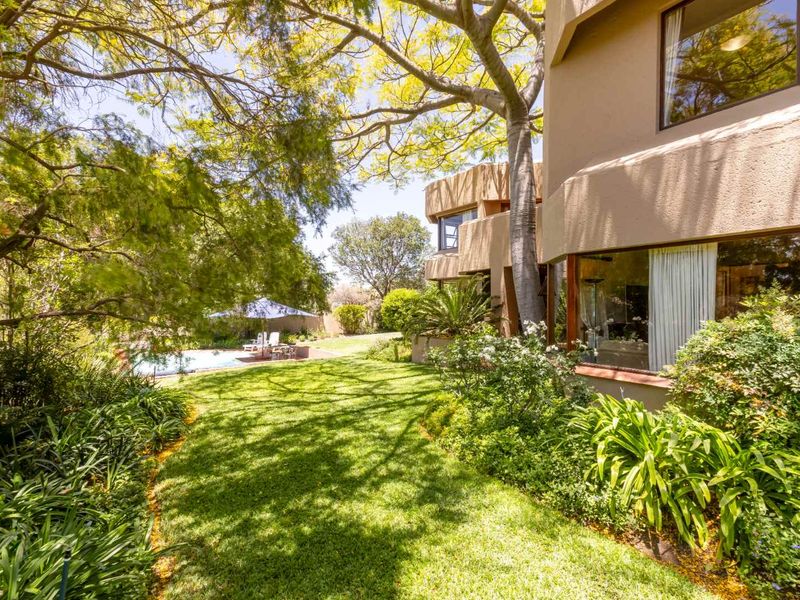 LIGHT, BRIGHT AND BREEZY ENTERTAINER / FAMILY HOME IN THE HEART OF LONEHILL IN A QUIET CUL-DE-SAC - Photo 2