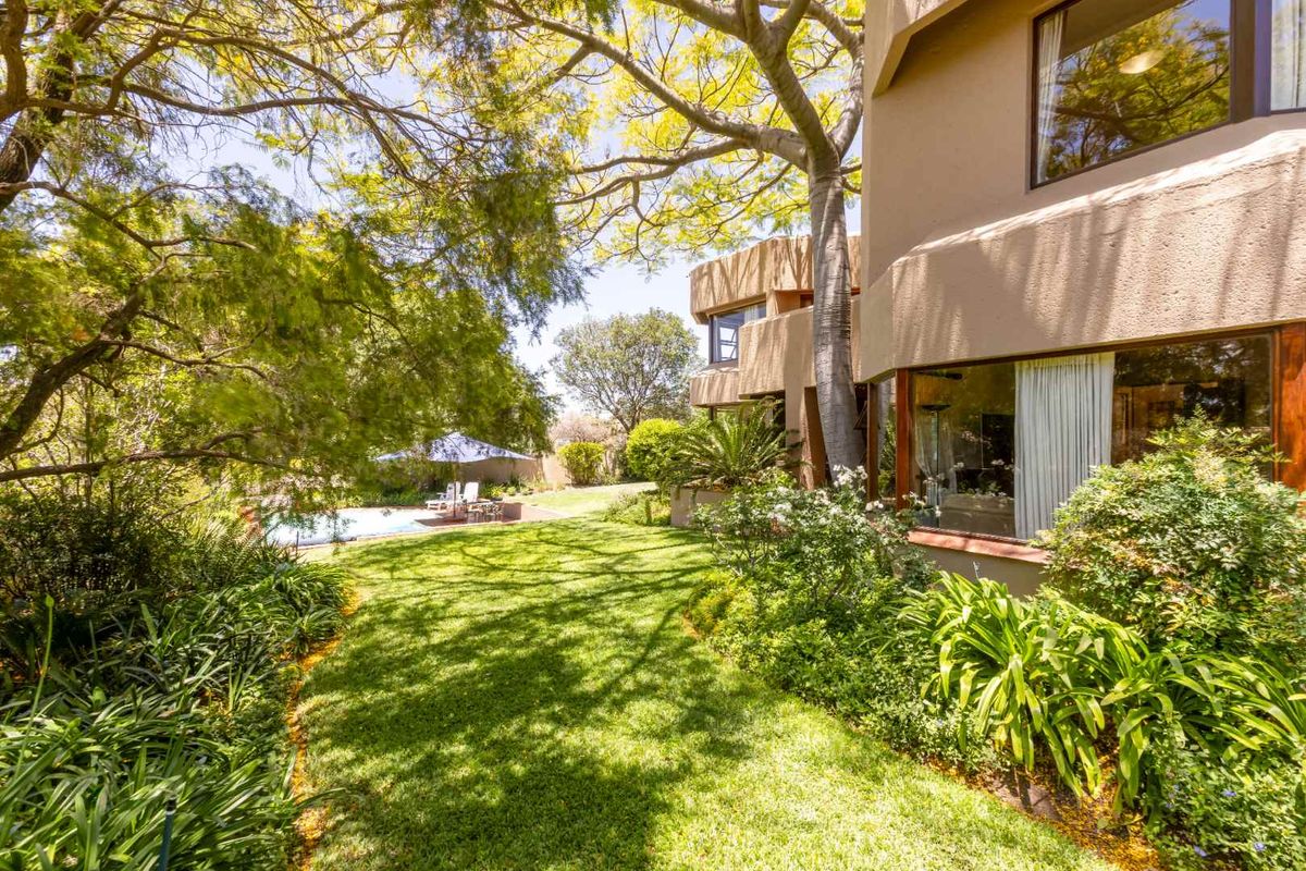 LIGHT, BRIGHT AND BREEZY ENTERTAINER / FAMILY HOME IN THE HEART OF LONEHILL IN A QUIET CUL-DE-SAC - Photo 2