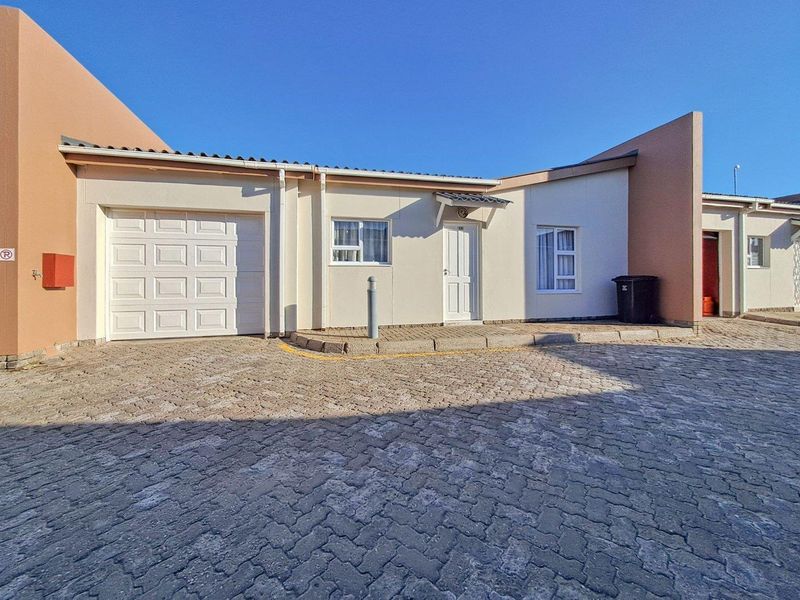 Meersig, Walvis Bay:  2 Bedr Townhouse with large garden is for Sale - Photo 2