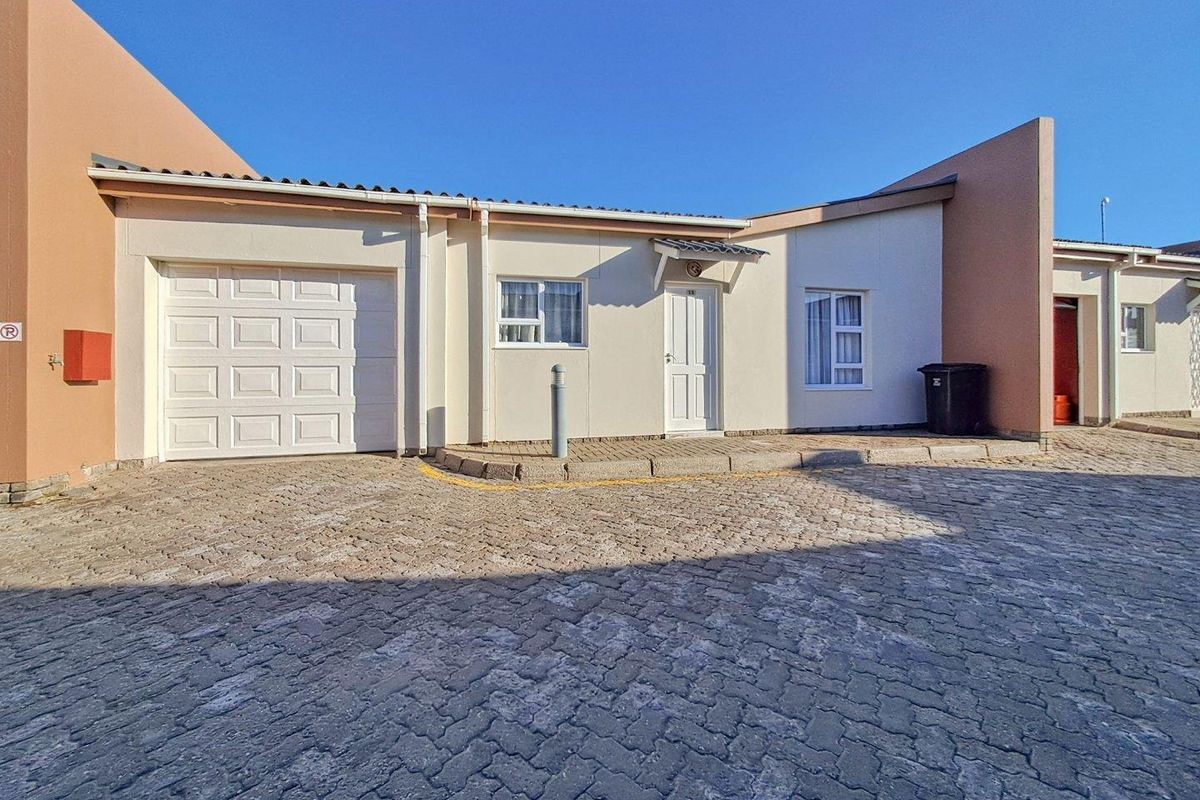 Meersig, Walvis Bay:  2 Bedr Townhouse with large garden is for Sale - Photo 2