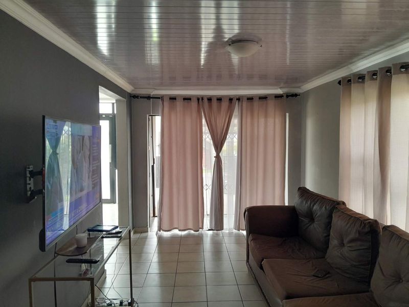 Neat 3 Bedroom Double story home - Photo 3