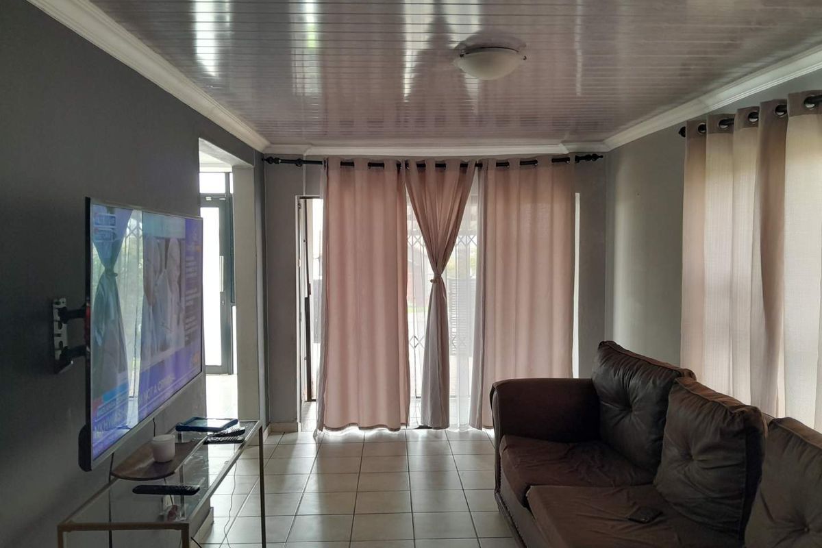 Neat 3 Bedroom Double story home - Photo 3