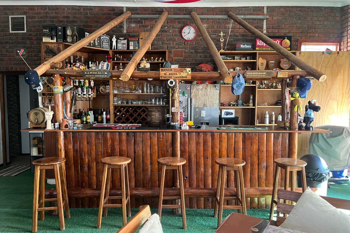 Spacious 4-Bedroom Family Home on a Tranquil Smallholding – Just 12 km from Upington - Photo 5