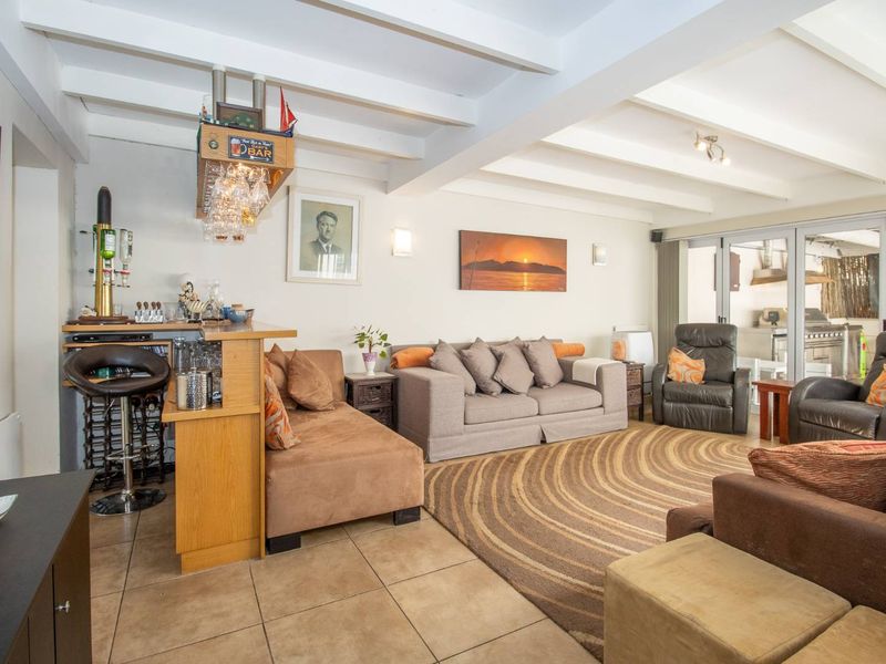 Spacious Private Family Living with Income-Generating Flat in Capri Village! - Photo 10