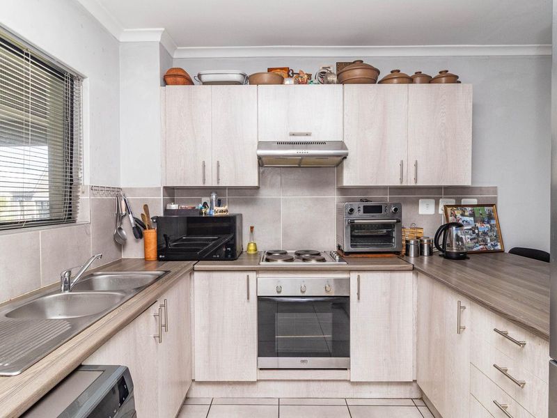 2-Bedroom Apartment for Sale in Kuilsriver - Photo 6