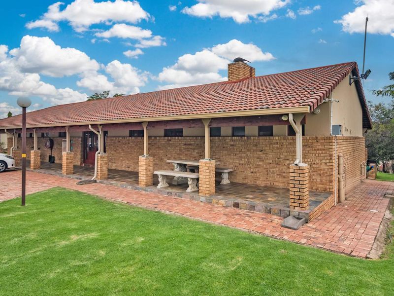 Tranquil riverfront duplex in secure estate awaits you! - Photo 9