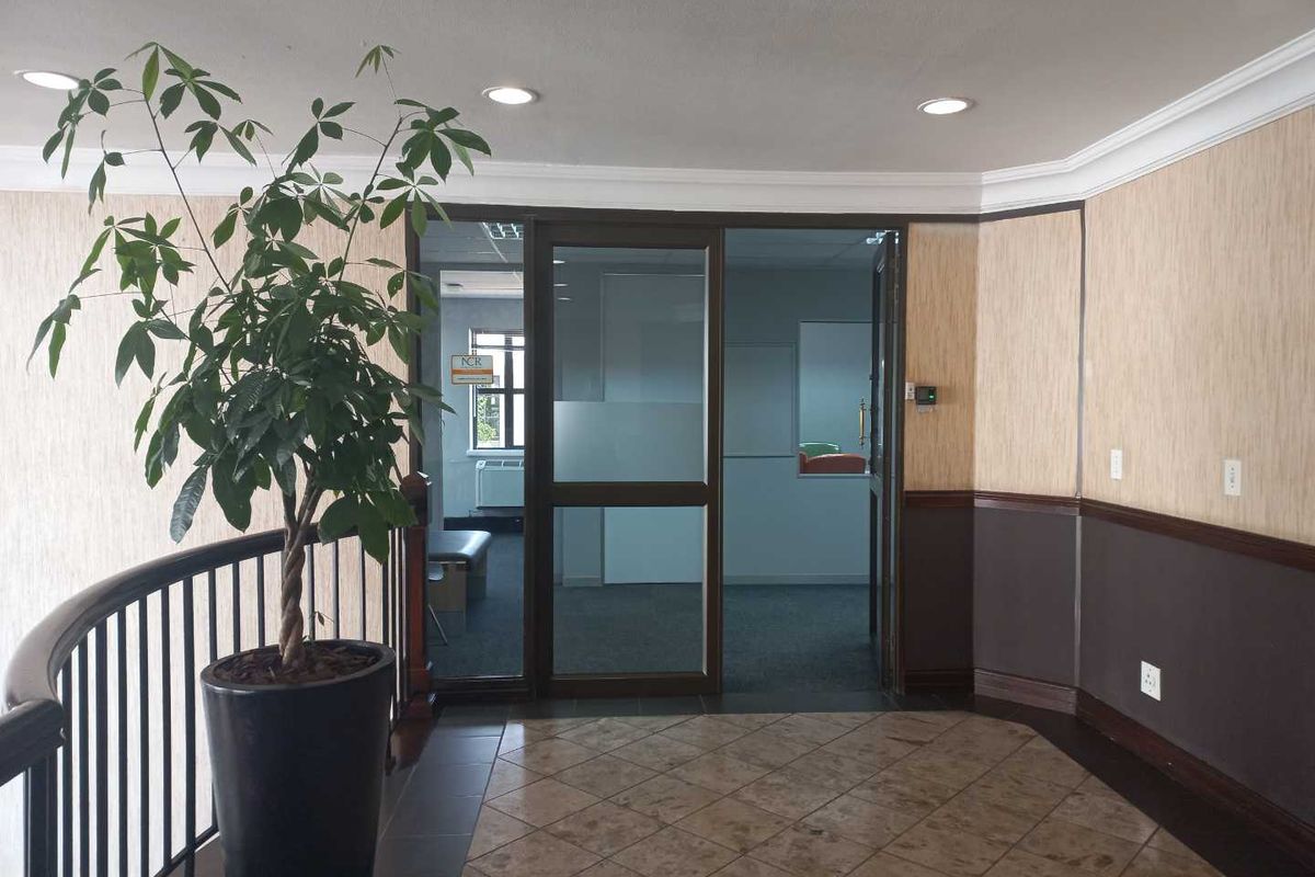 1st floor vacancy with secure office park, available 1 November! - Photo 4