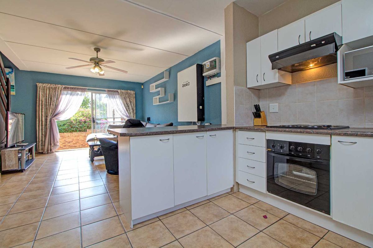 Vibrant Lifestyle: Modern Townhouse with All the Extras! - Photo 4