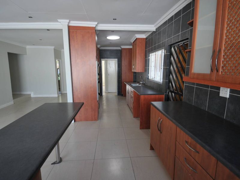 4 Bedroom House for Sale in Garsfontein - Photo 9