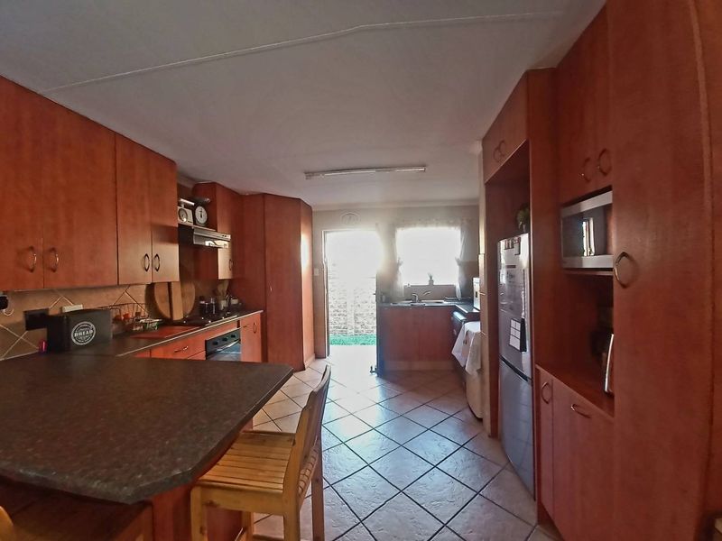 A SPACIOUS HOME - Photo 3