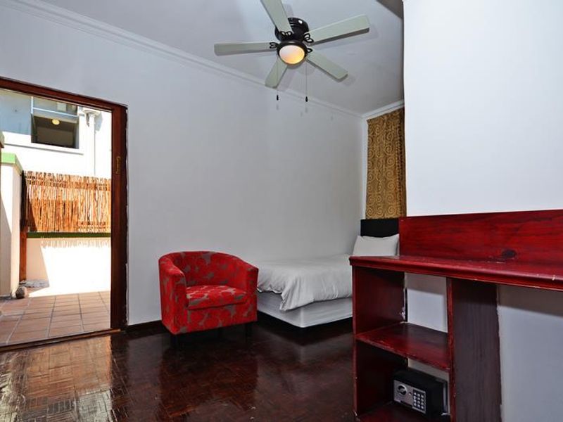 Furnished room in Communal living building - Photo 4
