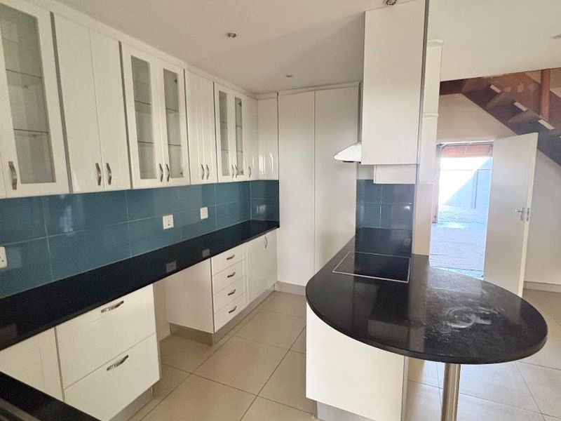 Townhouse To Let in Long Beach - Photo 3