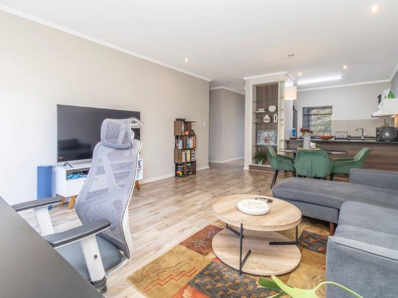 STUPENDOUS 2 BED APARTMENT IN THE ICONIC THE CRESCENT COMPLEX - Photo 6