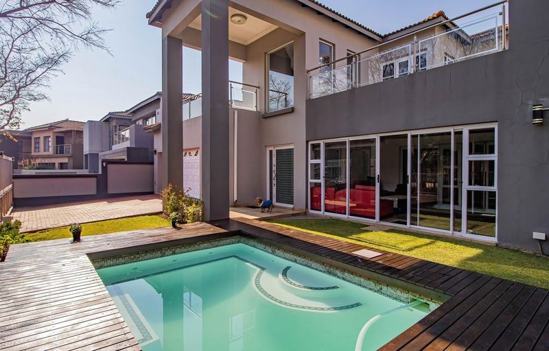 Luxury Living in La Como Estate: Spacious Home with Splash Pool