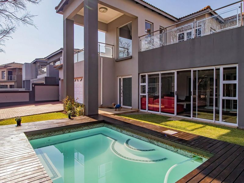 Luxury Living in La Como Estate: Spacious Home with Splash Pool - Photo 1