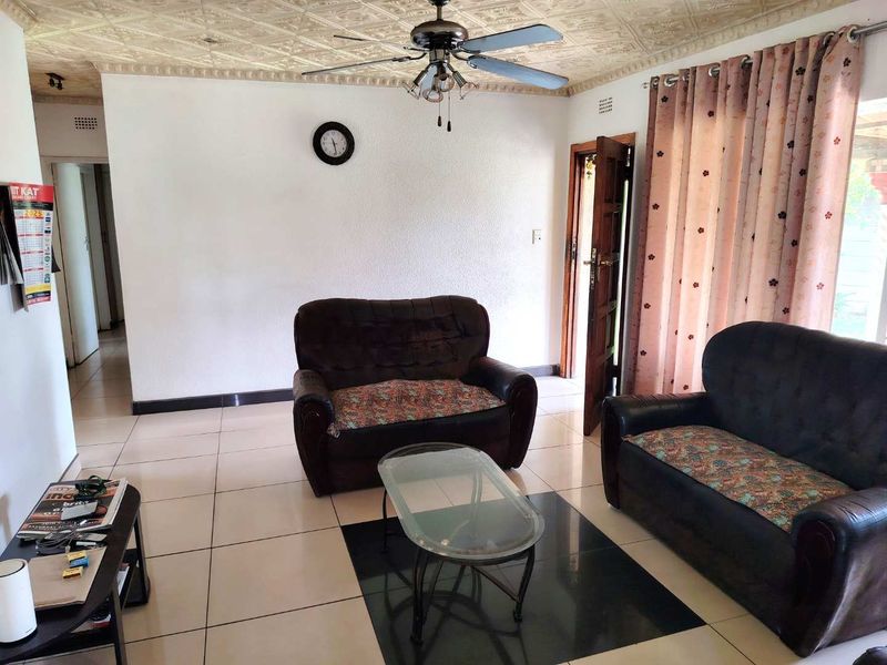 Diamond in the Rough in Sought-After Mackenzie Park, Benoni,3 Bedroom , 1 Bathroom on large stand. - Photo 4