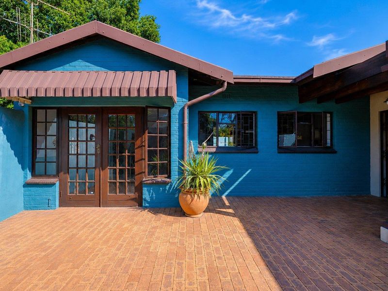 Spacious, Happy Family Home, set on a large stand. - Photo 5